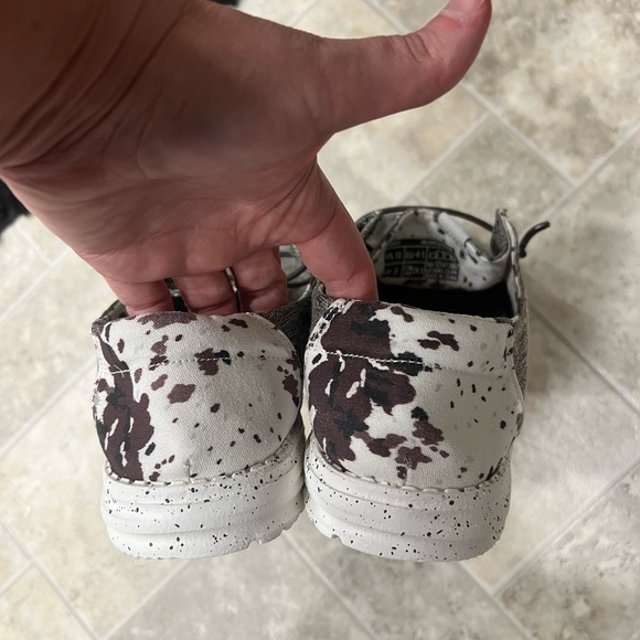 Women’s HEY DUDE Sz 10 Wendy brown chadron cow animal - Picture 3 of 7